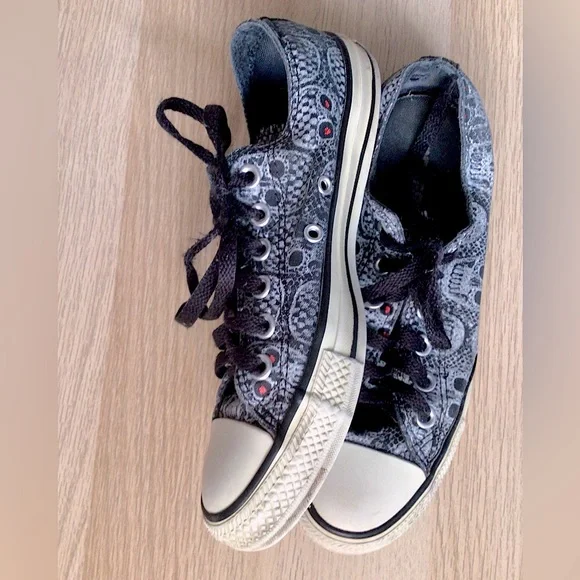 Converse Skull Print Sneakers - Picture 2 of 6